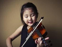 woman playing the violin